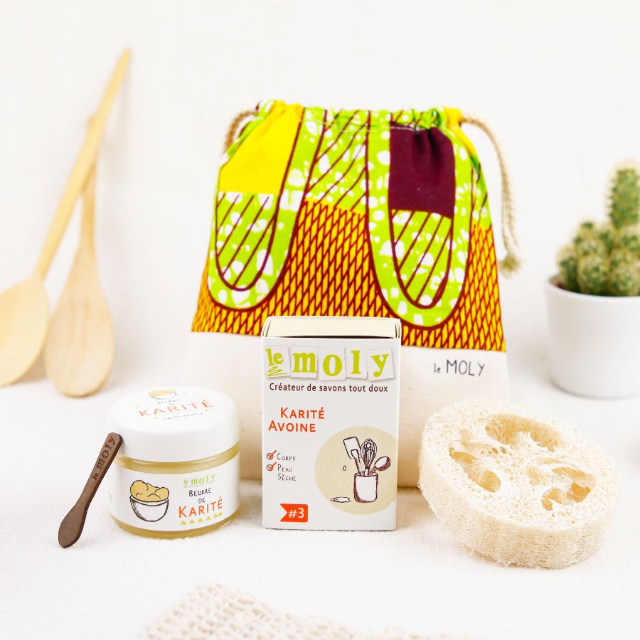 Coffret karité avec un savon savon à froid Avoine Karité, un beurre brut de karité, un porte-savon loofah et une pochette wax au choix