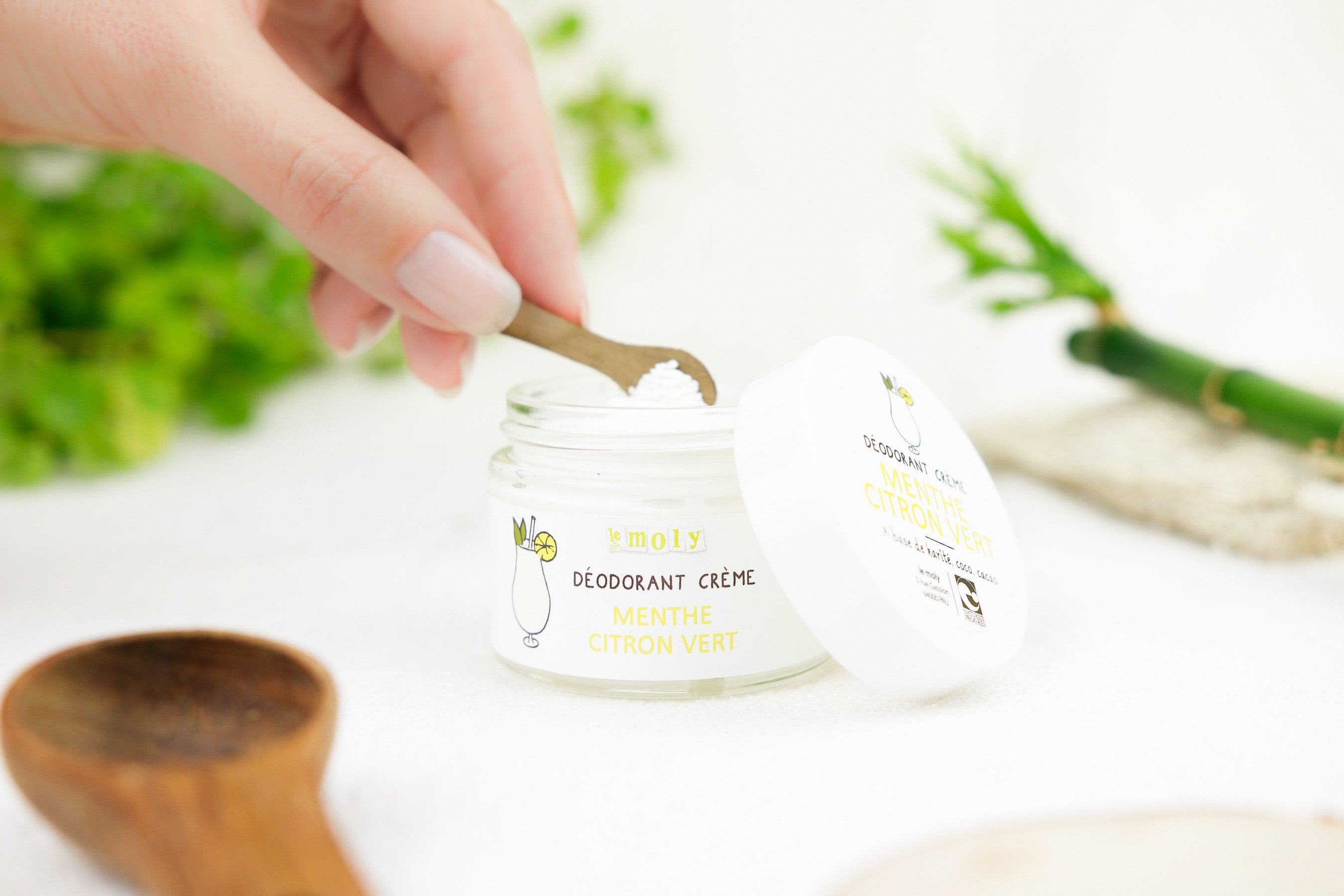 Ce déodorant crème menthe citron vert se prélève avec la spatule en bois offerte pour une application au doigt sur l'aisselle.