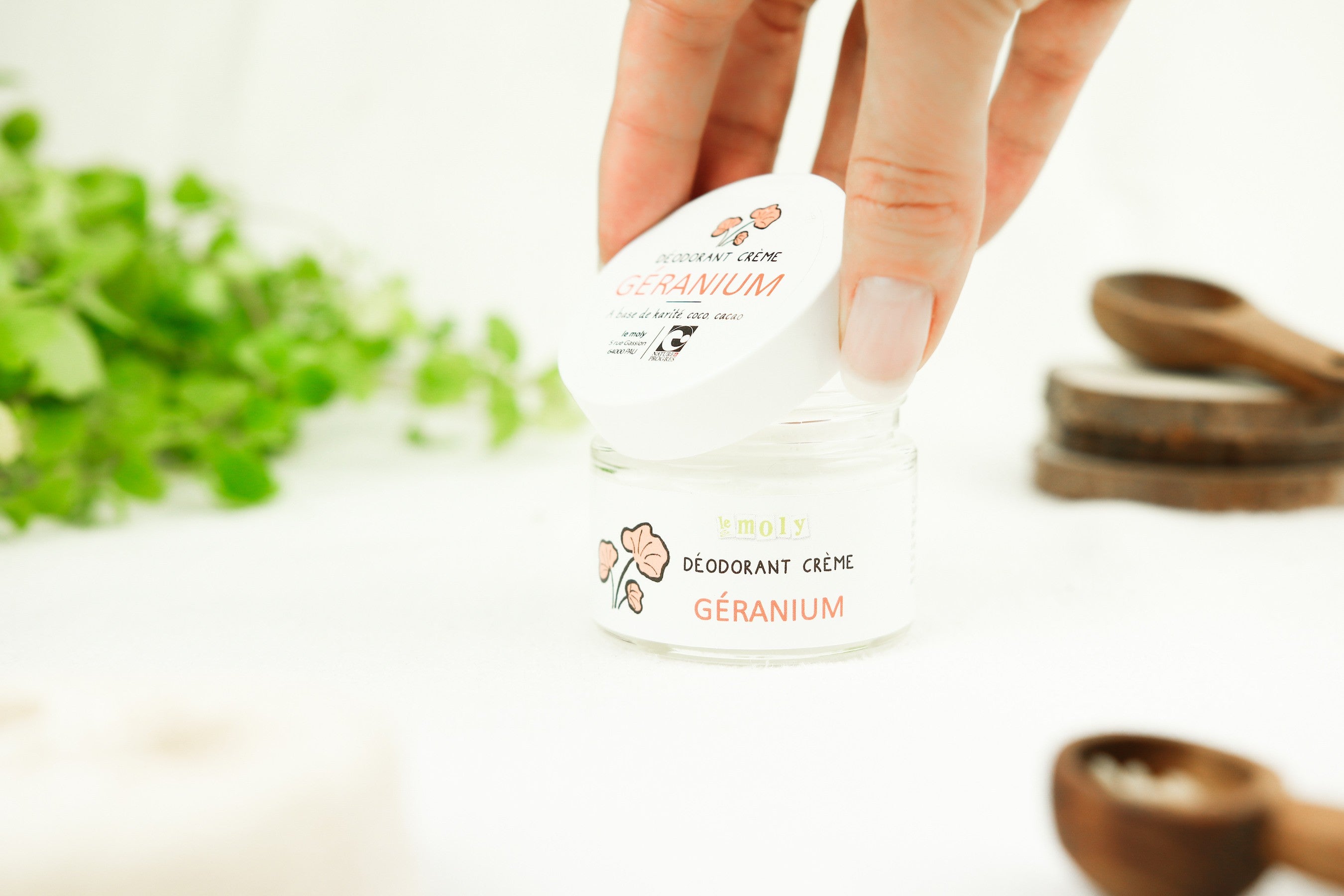 Déodorant géranium bio, 100% naturel à la texture chantilly. Sans bicarbonate de soude, il n'irrite pas les peaux les plus fragiles
