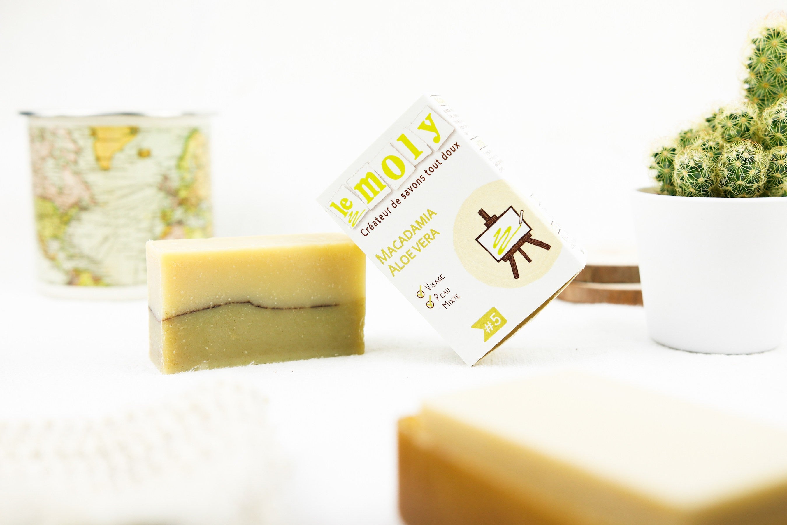 Savon saponifié à froid, surgras, bio, 100% naturel, sans huile essentielle, sans huile de palme pour les peaux mixtes à imperfections.