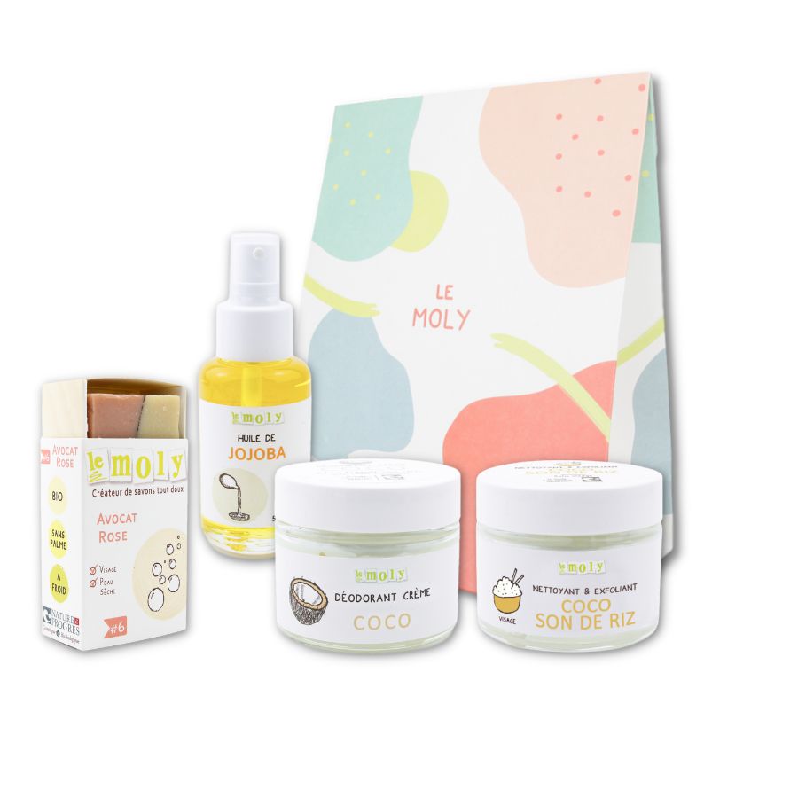 Routine de beauté avec 4 cosmétiques bio et naturels pour peaux sensibles et réactives