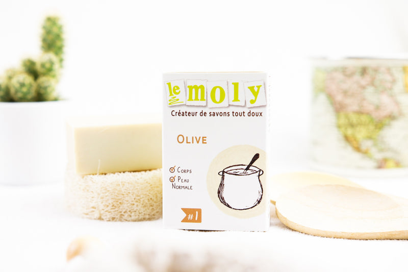 Savon solide Olive fabriqué en France selon la méthode artisanale de saponification à froid. Ce savon 100% naturel et vegan convient aux peaux normales.